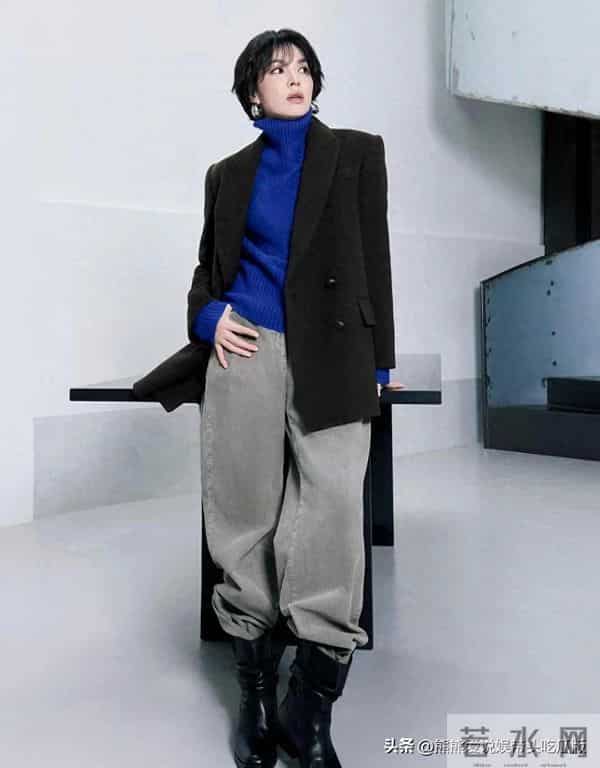 43岁宋慧乔剪了短发大变样！深灰西装+毛衣+尖头靴，高级又洋气
