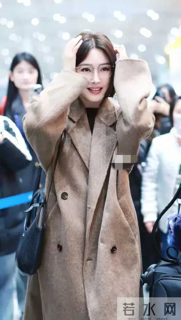 46岁秦岚身穿棕牦牛绒长款大衣赴爱奇艺尖叫之夜,太时尚大气
