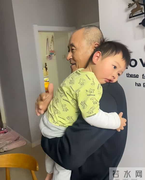 沈晓阳的归来圆了亲爸抱孙子的愿望,一家四口返程,哥哥意外爆火