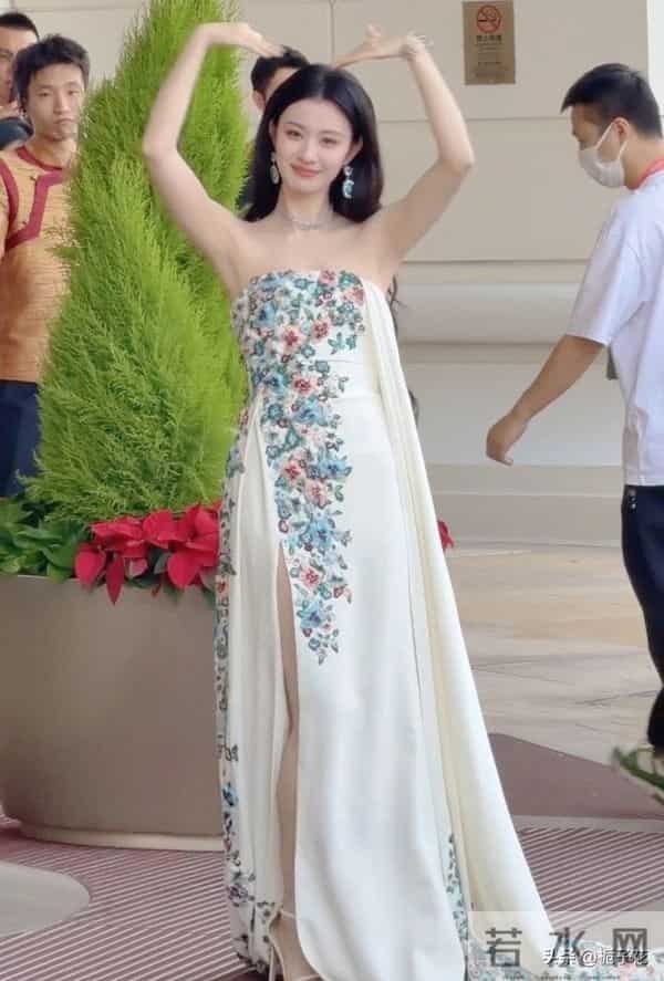 王楚然在澳门被偶遇，她身材高挑婀娜多姿，皮肤白皙，真的好美啊