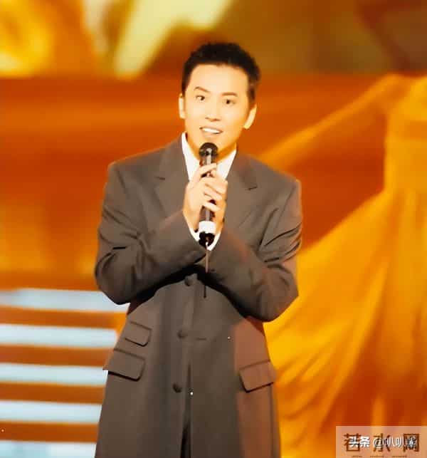 他8次上春晚，作死被捕入狱，如今56岁无人问津，沦落到四处走穴