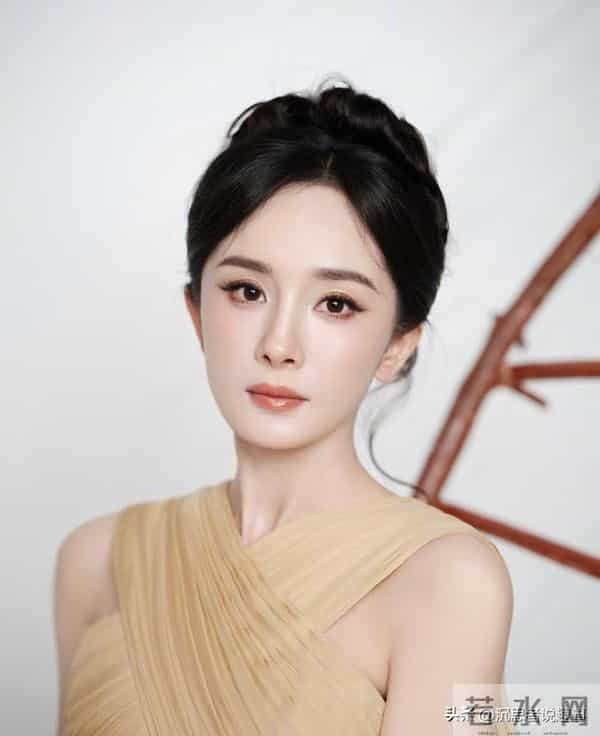 杨幂香槟金礼裙出镜,冷艳气质藏不住了