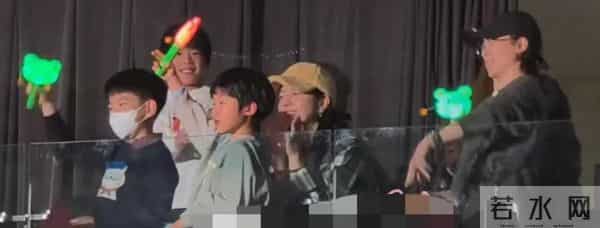 陈妍希和谢楠带娃看演唱会！7岁吴所惧环抱8岁小星星，高冷似陈晓