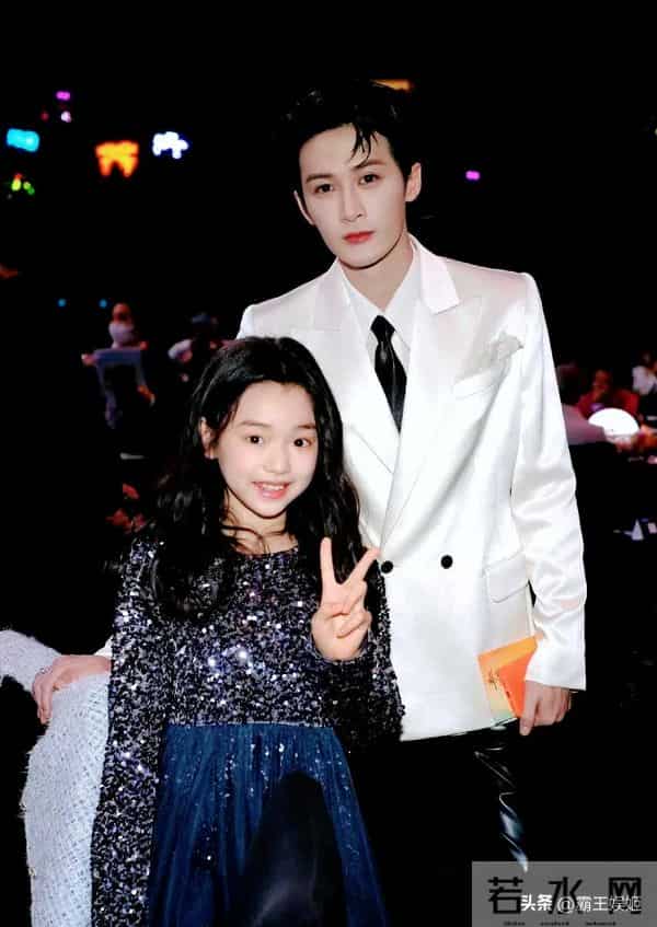 小酒窝晒17张明星合影,尖叫之夜成“团宠”,被赞内娱追星天花板