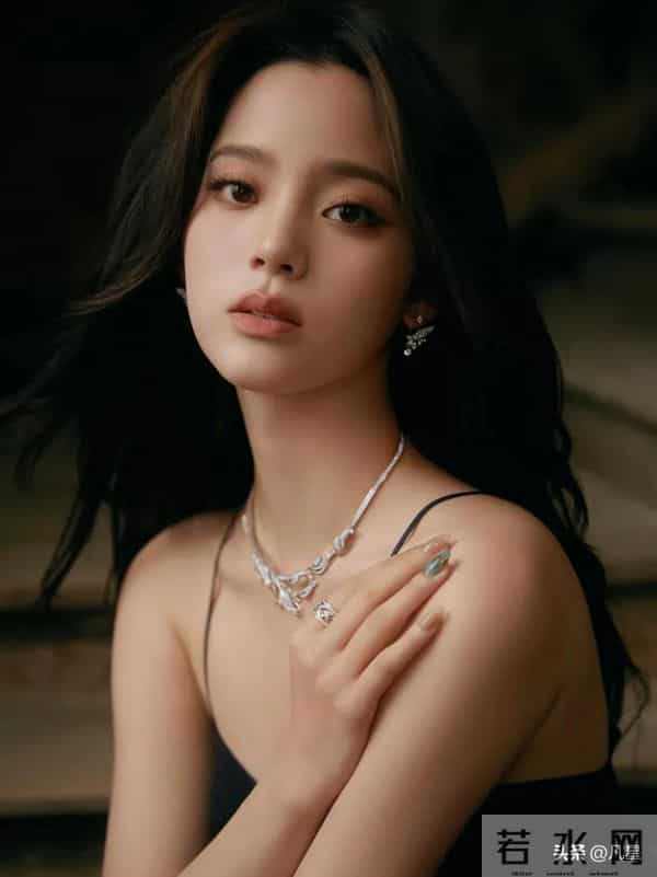 欧阳娜娜，身穿黑色吊带裙破碎感十足