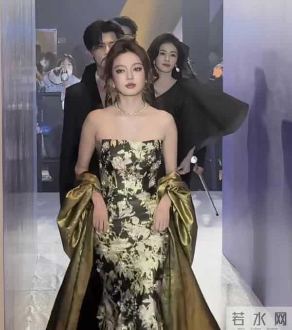 娱乐圈尖叫之夜,白鹿夹在两个女配中间输惨了!被嘲笑像保镖