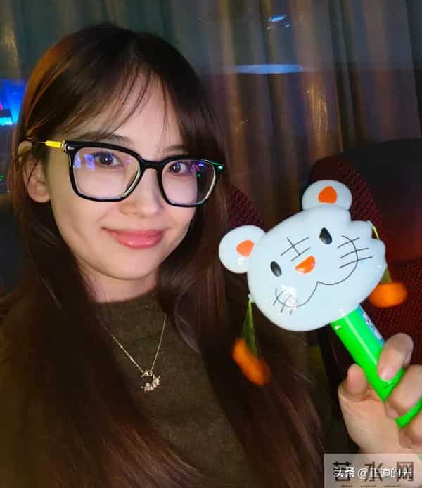 王冰冰面相变了 果然央视镜头才最能拍出自然美 和尼格买提看演唱会