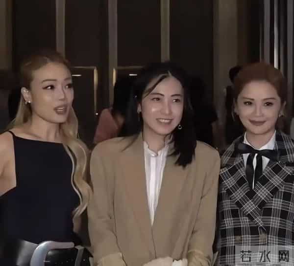 74岁刘銮雄坐轮椅现身，站立需搀扶洁癖严重，甘比一脸疲惫气色差