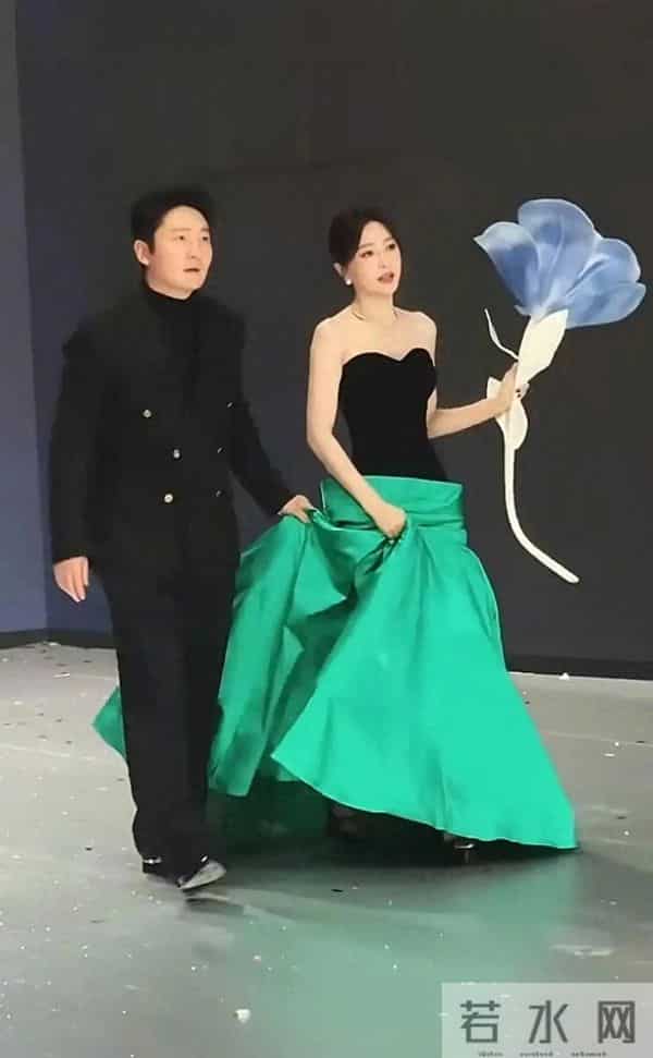 秦岚亮相2025尖叫之夜,黑绿长裙造型美如人鱼,腰臀比惊人