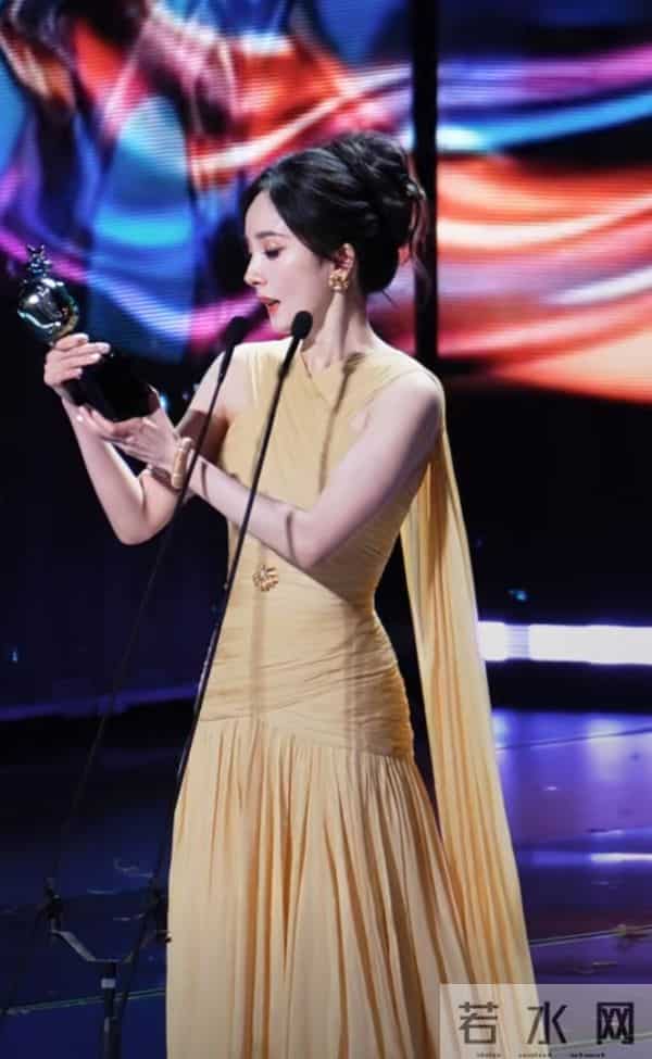 杨幂一袭暖黄长裙登爱奇艺尖叫之夜，领奖造型美到犯规