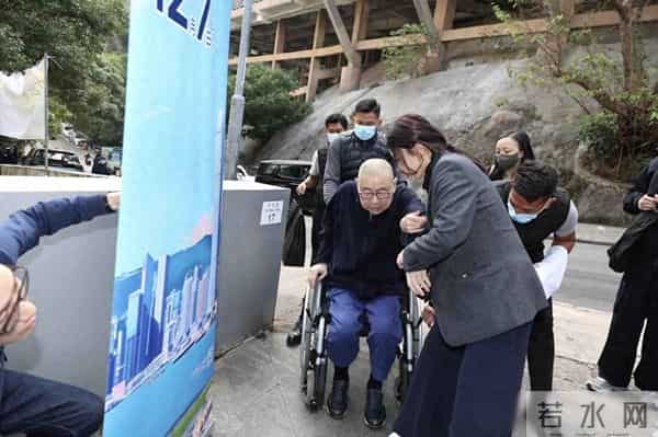 香港富豪夫妻现身投票站,健康细节引围观,火灾捐款终回应