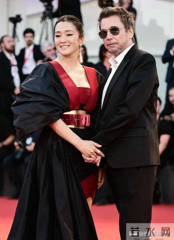 巩俐再次陪同马克龙访华,这已是第三次了,她凭的是啥?