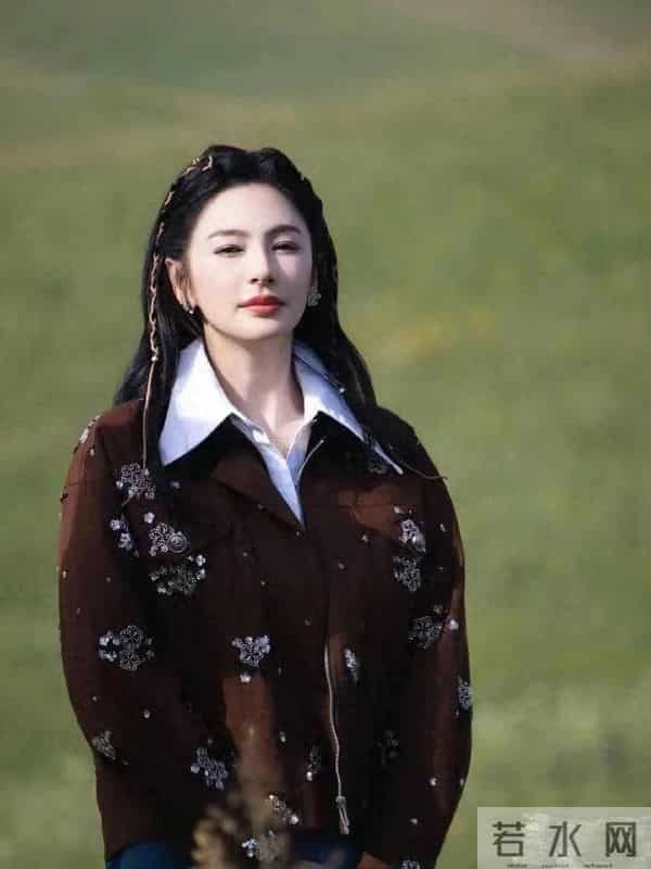 张雨绮这回风格大变！棕色夹克+白衬衫+牛仔裤，时髦减龄又高级！