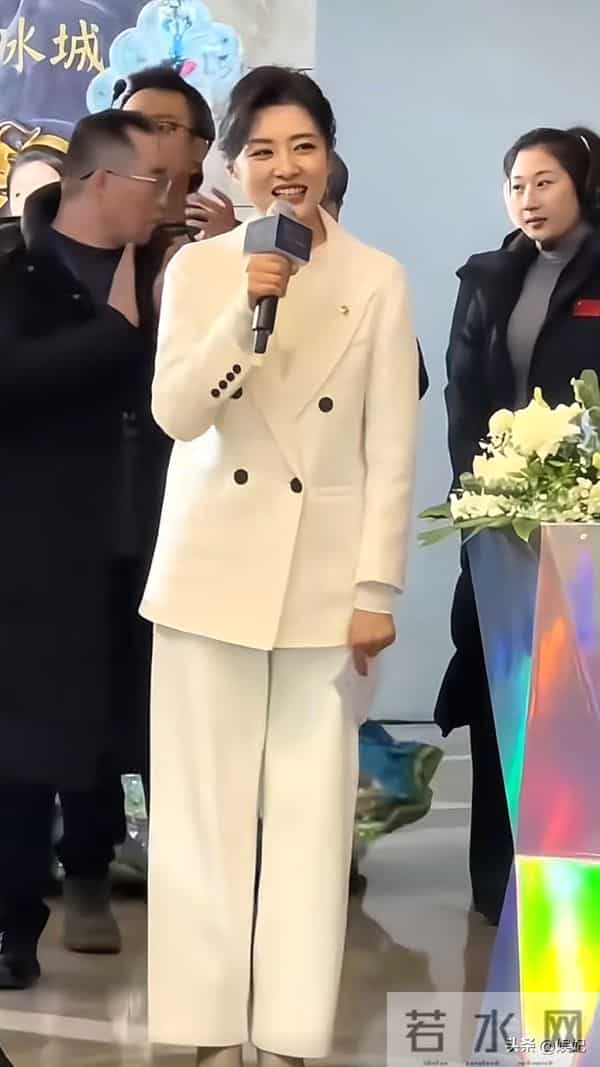 57岁周涛现身哈尔滨:白西装+阔腿裤,端庄大气,状态好得像35岁