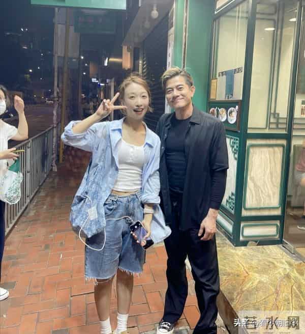 60岁郭富城现身香港铜锣湾街边,他染了一头黄毛,脚上穿着帆布鞋