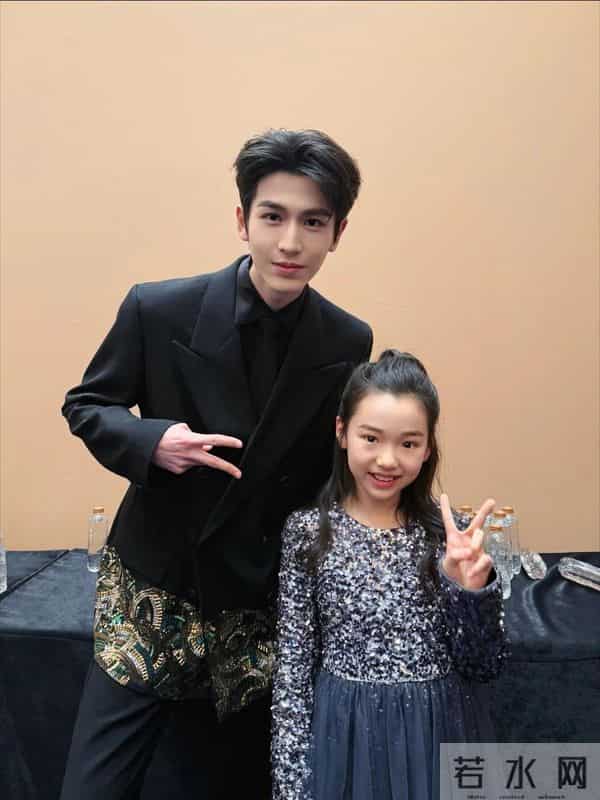 尖叫之夜众星云集,小酒窝却成最大赢家,晒17张明星合影出尽风头