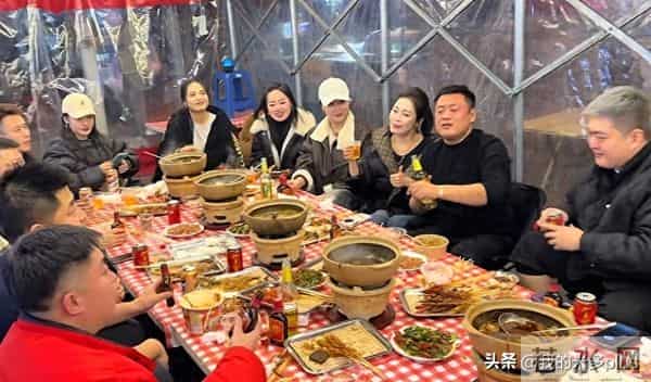 赵本山儿子请客吃砂锅，赵一楠染一头黄发，宋晓峰喝到脸泛红