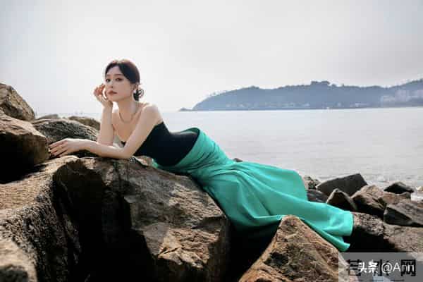 45岁秦岚扎着低丸子头化身美人鱼,抹胸鱼尾裙海边回眸美出圈!