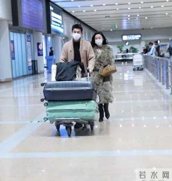 45岁霍思燕现身机场，貂皮配皮靴子老土显矮，杜江打扮的像个大爷