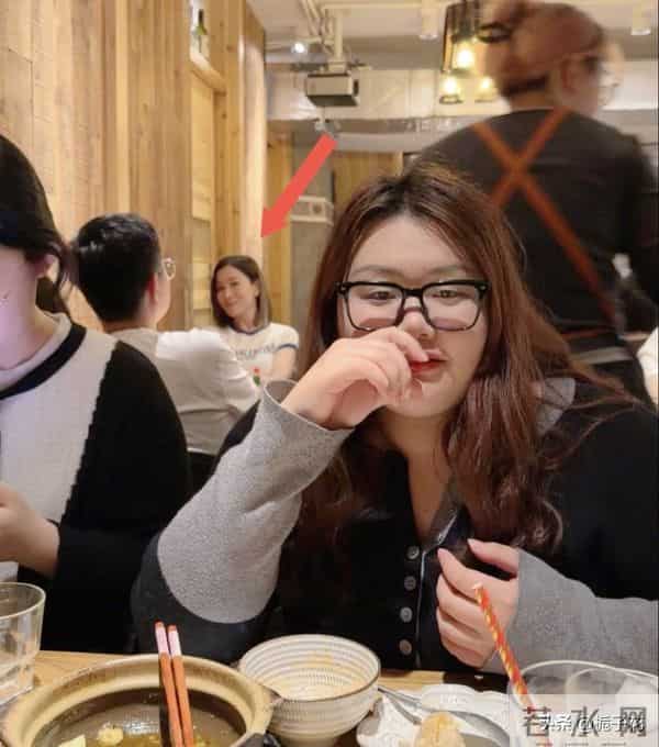 佘诗曼在上海吃饭被偶遇,她身材真好,面带笑容,好有港姐味道啊