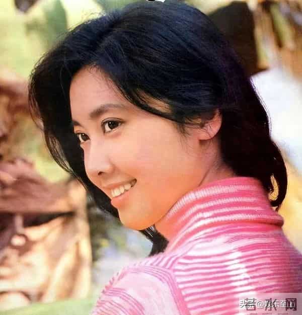 结婚两次未生子，“中国第一美女”的她，如今73岁愈发迷人了！