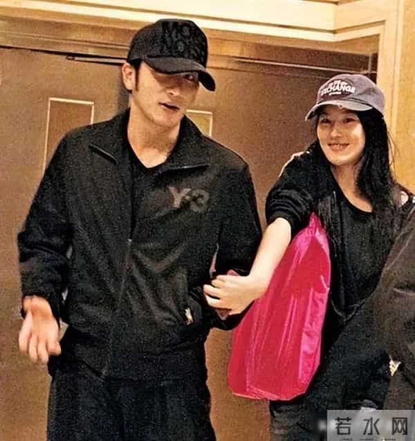 张馨予：十年争议换不来真心，军装照里终见真章？