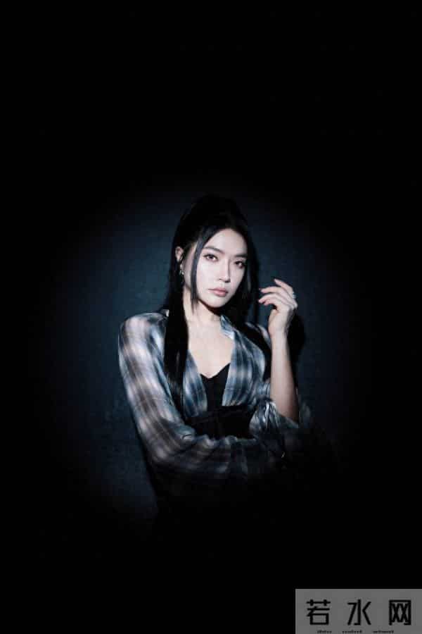 庄心妍脚踩黑色长筒靴写真，又酷又美