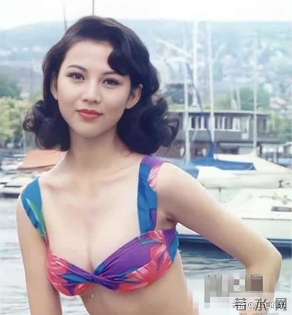 52岁蔡少芬排队买早饭 身高腿长 前凸后翘 难怪张晋对她生理性喜欢