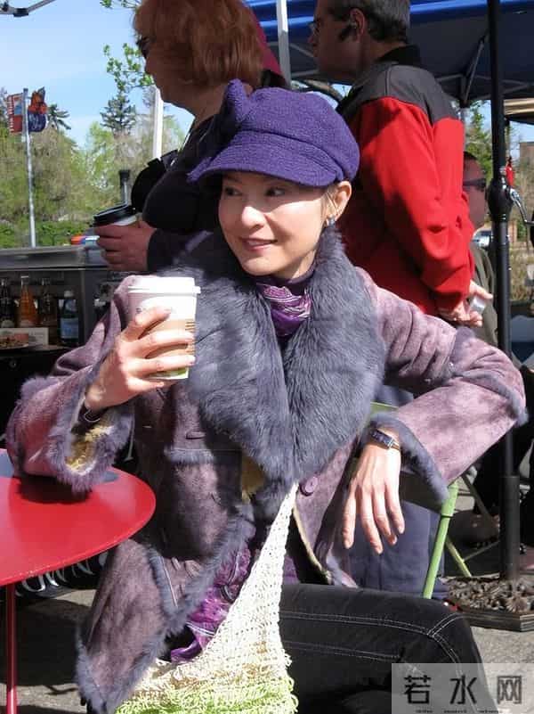 36岁嫁大17岁亿万富豪,入豪门后名声扫地,如今60岁依旧孤身一人