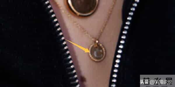 刘亦菲分享自拍照:笑容甜美气质佳,吊坠细节引热议