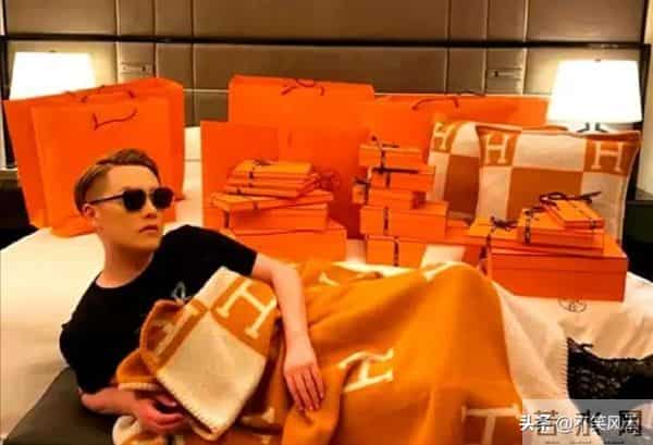 人民日报怒批!炫富、偷税749万、跑国外,现又来“割内地韭菜”