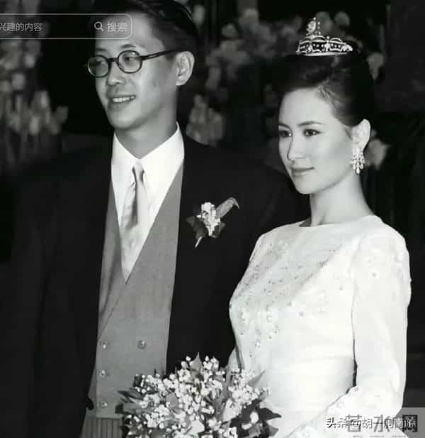 何超琼海口开幕偶遇,生图眼袋凸出显疲惫,灰毛衣小短裙超接地气