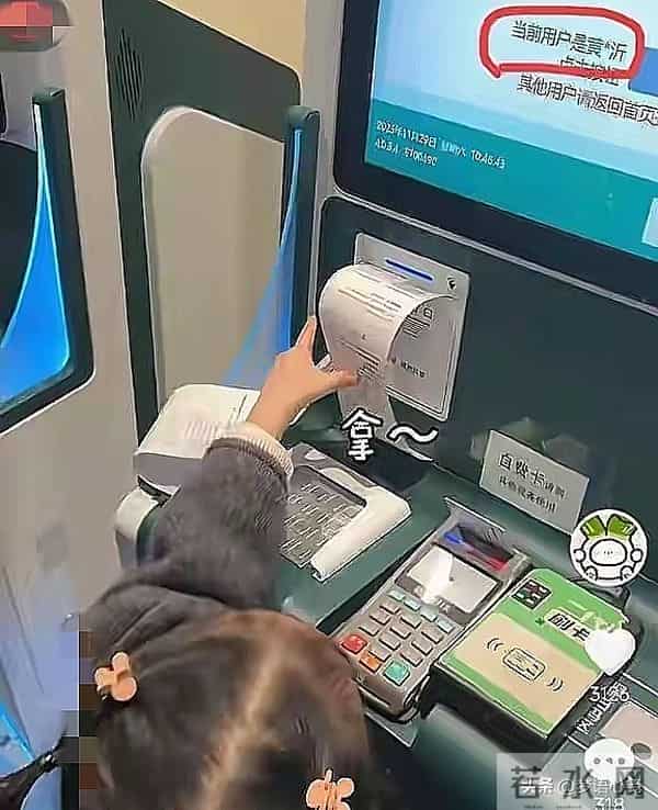 带娃就诊遭抓拍,黄一鸣女儿名字流出,网友:王思聪亏大了