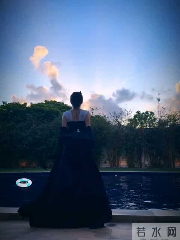 李念和两个儿子在自家豪宅泳池游泳,三胎儿子正脸曝光