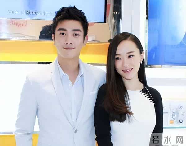 45岁霍思燕现身机场，貂皮配皮靴子老土显矮，杜江打扮的像个大爷