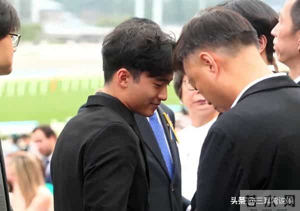 谢霆锋大儿子现身香港马场看比赛,18岁谢振轩穿黑色西装帅气十足