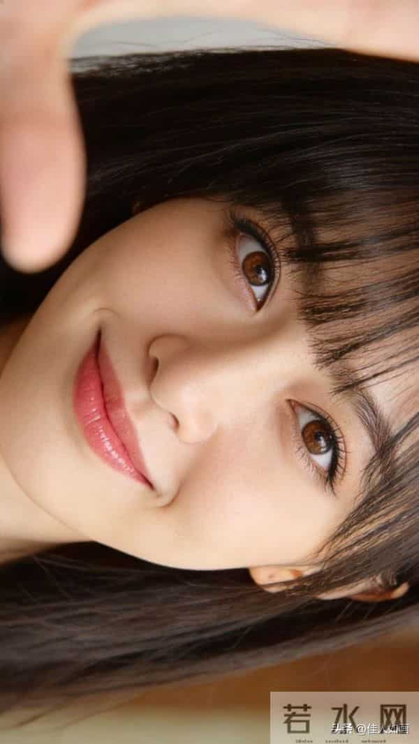 清灵眉眼+甜笑，初恋感直接拉满