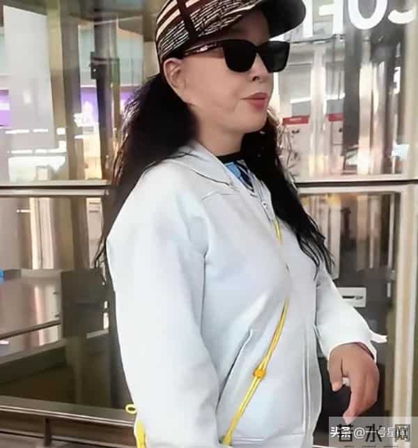 75岁"风流妖精"刘晓庆，意外摔倒后走不动路，担心的事还是发生了