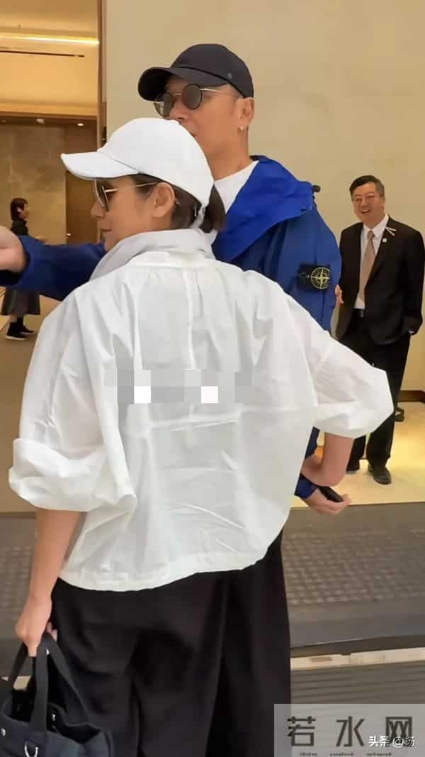 67岁苗侨伟和妻子戚美珍现身香港街头，打扮休闲普通，年华迟暮！