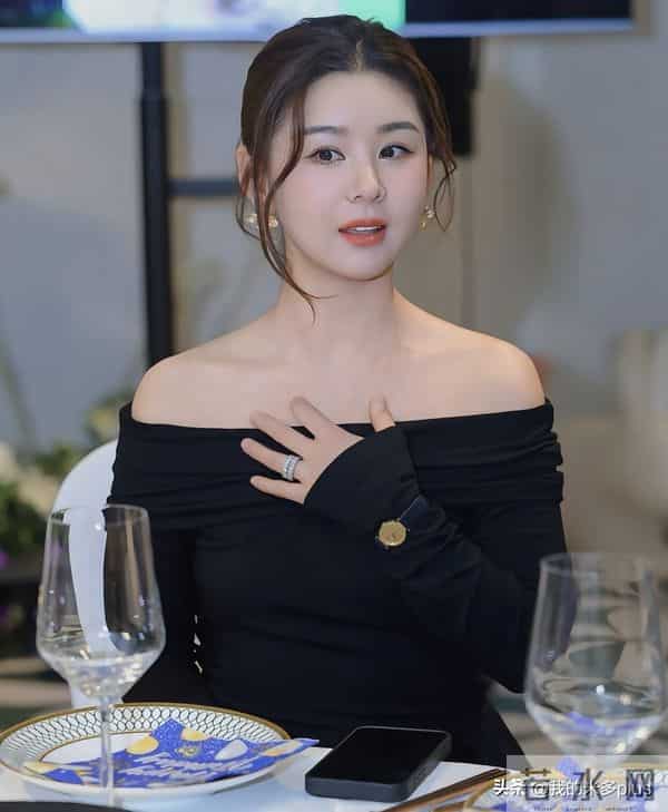 王雷小儿子4岁生日，李小萌露肩装女人味十足，弟弟比哥哥颜值高