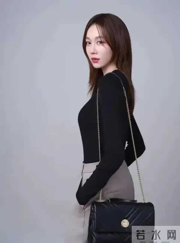 看39岁姜妍的穿搭，我发现：修身衣+西装阔腿裤，简约又高级！