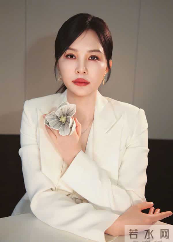 陶红,她是老牌演员了,越老越有成熟的魅力