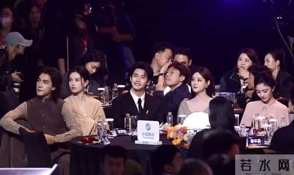 白鹿曾舜晞敖瑞鹏李兰迪对唱，任嘉伦宋祖儿台下热聊，甜度超标。