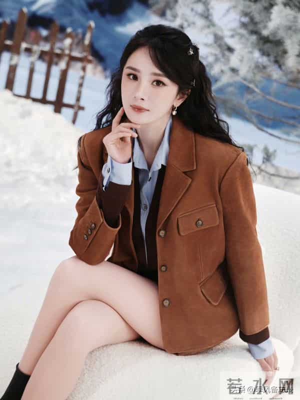 杨幂的美腿真的太适合穿肉丝了