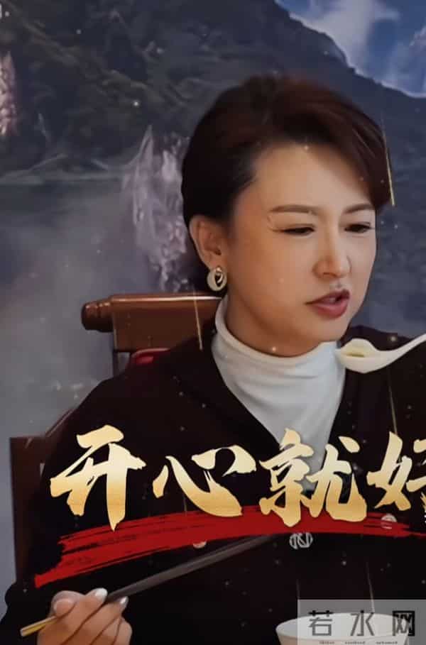 张蕾温柔低马尾配简约套装，品美食笑眼弯弯，气质温婉颜值吸睛