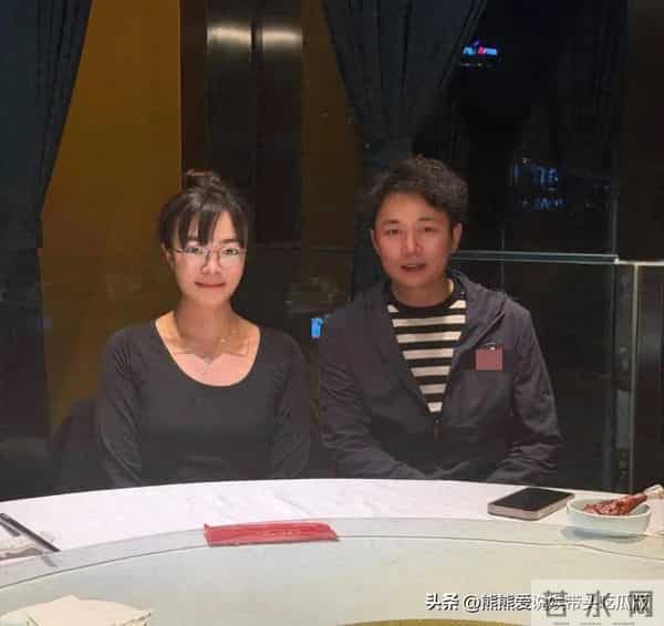 55岁刘奕君现身广州餐厅吃饭，他留了爆炸头发型，看起来挺帅的