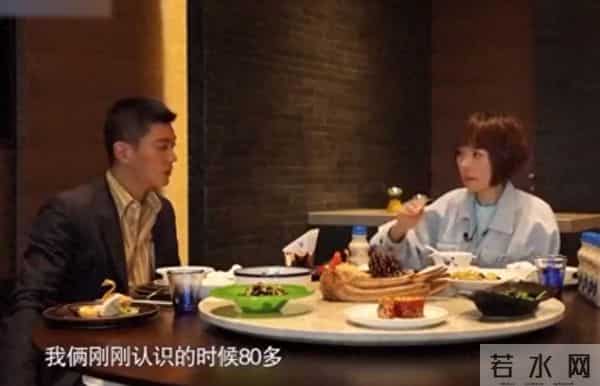 45岁霍思燕现身机场，貂皮配皮靴子老土显矮，杜江打扮的像个大爷