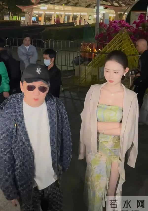 王思聪带新女友逛街!