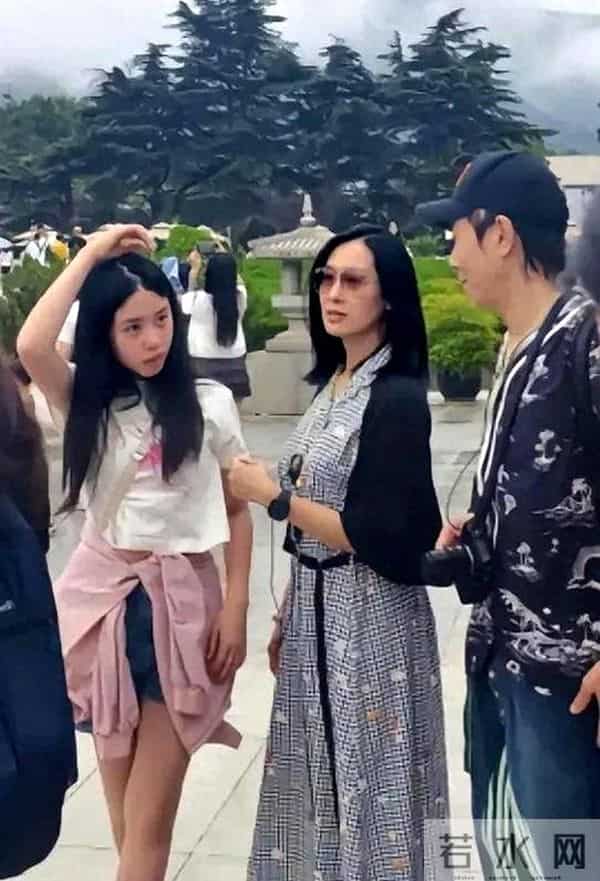 朱茵一家三口西安同框,61岁黄贯中头发花白背佝偻,女儿很像他