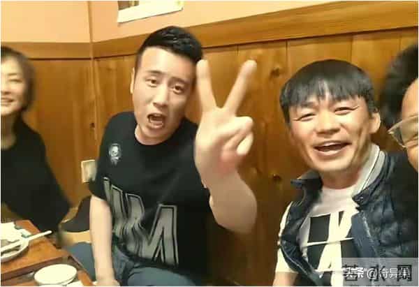 于和伟王宝强小酒馆聚餐,两人喝的脸通红,疑似于和伟妻子亮相